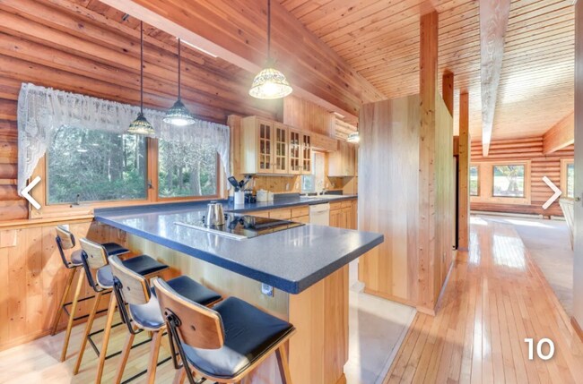 Building Photo - 770 E Country Club Drive East