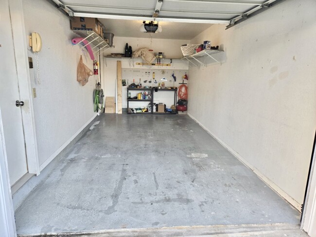 In-unit garage - 1582 Trafalgar Ln