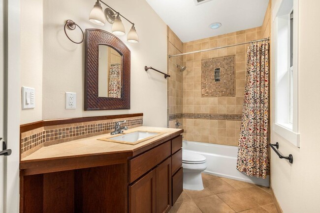 Building Photo - Charming Ravenna home with 5 bedrooms, 4 b...