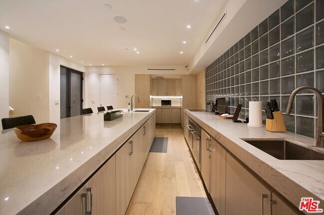 Building Photo - 508 N Sweetzer Ave