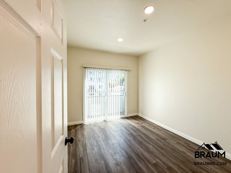 Building Photo - 11035 Moorpark St