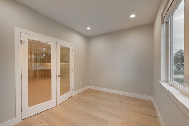 Building Photo - $3,900 - 4 Bed, 3.5 Bath Updated Townhome ...