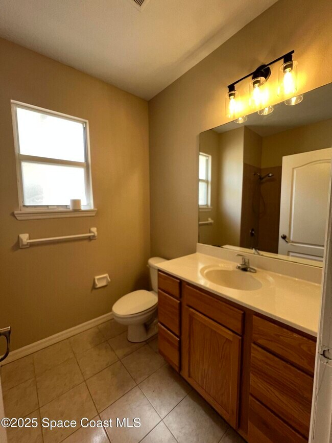 Building Photo - 1040 Venetian Dr