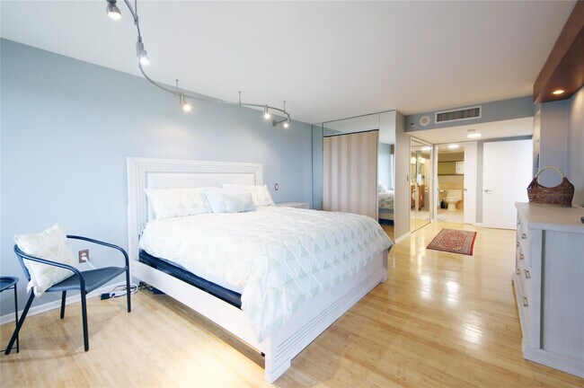 Building Photo - 2480 Presidential Way