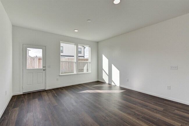 Building Photo - 25821 Hedgerow Dr