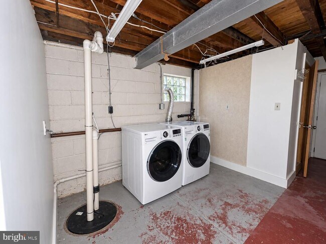 Building Photo - 6797 Lawnton St