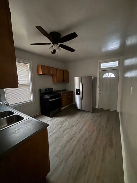 Building Photo - 4028 W Crystal St