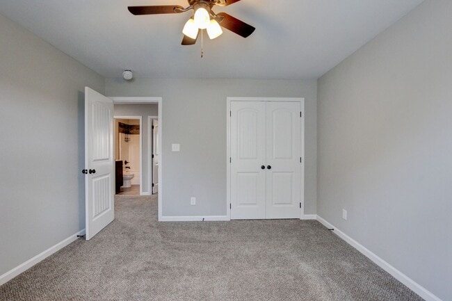 Building Photo - Sharp 4 bedroom HUGE house off exit 1 of I 24