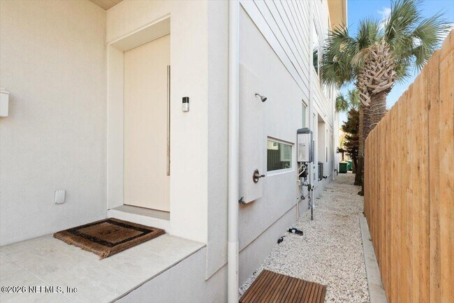 Building Photo - 114 12th Ave S