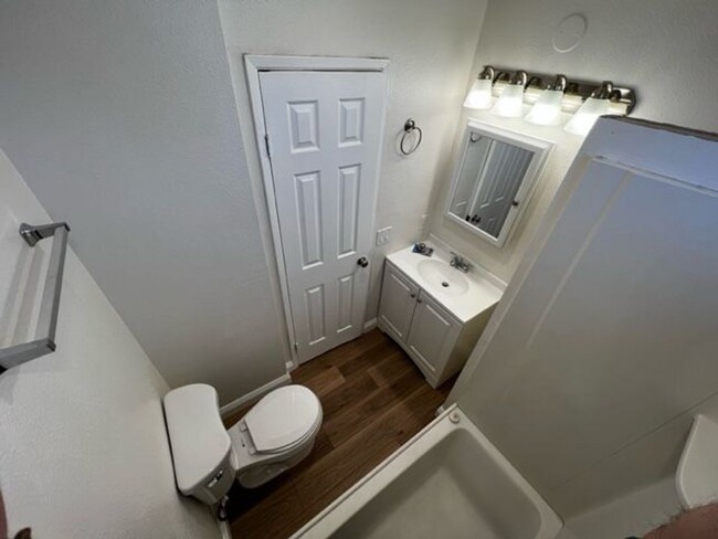 Building Photo - 2 bedroom 1.5 Bath Upgraded Townhome