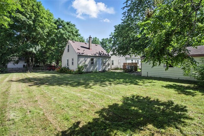 Building Photo - 429 W Bernhard Ave