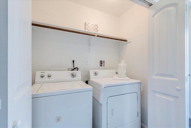 Building Photo - 190 Sandy Path