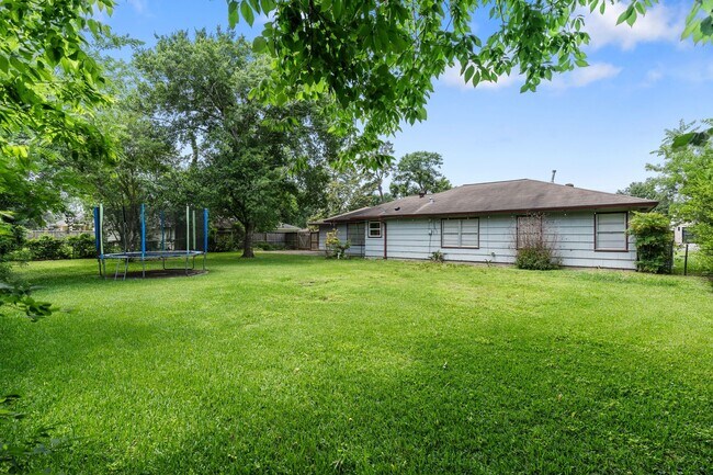 Building Photo - 9333 Walterville Rd