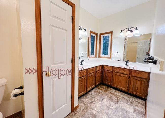 Building Photo - 5711 Meadowood Ln