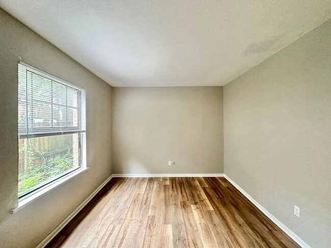 Building Photo - Available Now: Affordable Downtown Living!
