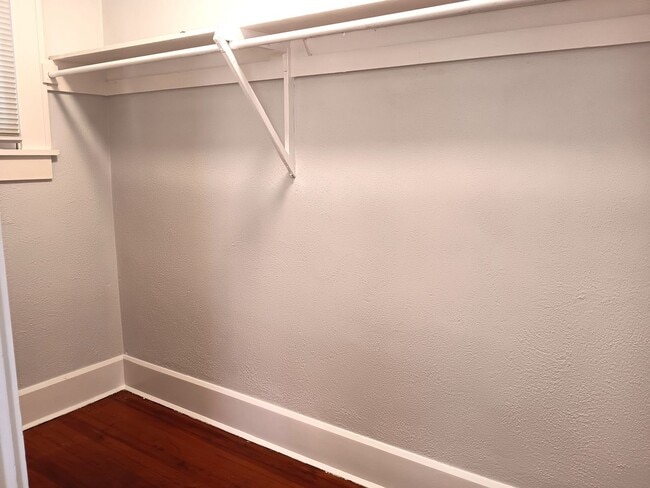 Building Photo - So darn cute - large studio close to downtown St Pete