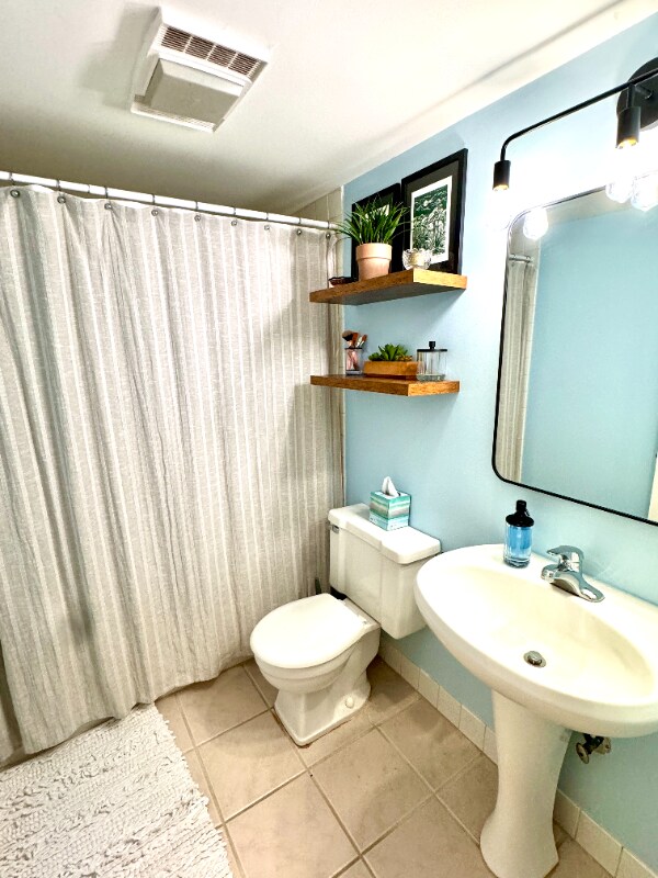 Building Photo - 651 W Sheridan Rd