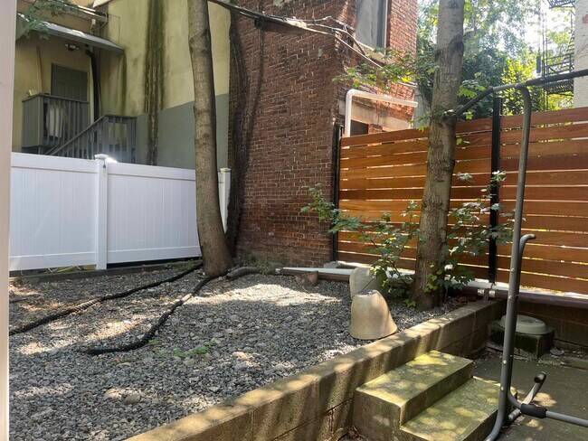 Building Photo - 543 Bloomfield St