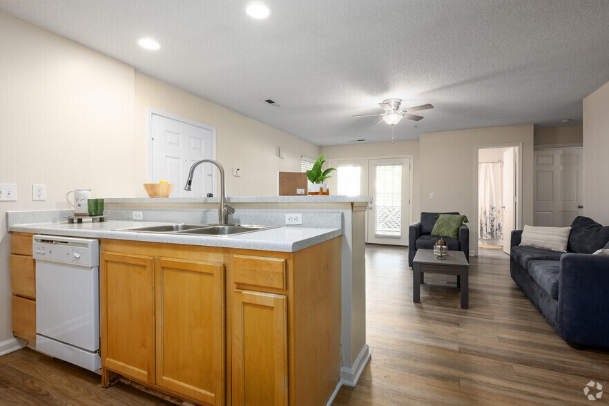 3BR, 2BA - 1122SF - Kitchen - Campus Crossing Spring Garden