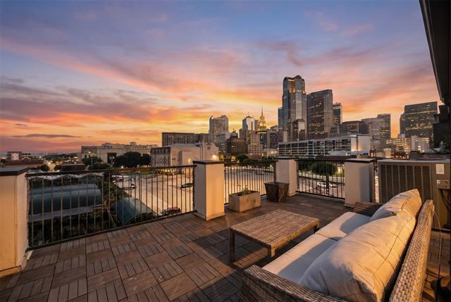 Building Photo - 520 S Pearl Expy