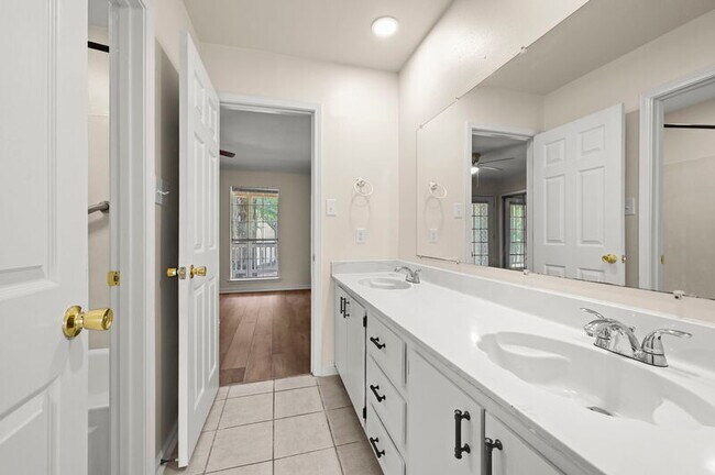 Building Photo - 5382 Rosedown Ct