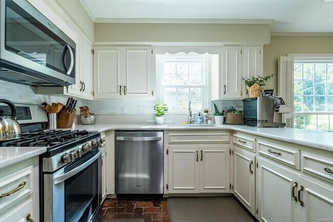 Building Photo - 2925 Fernway Dr
