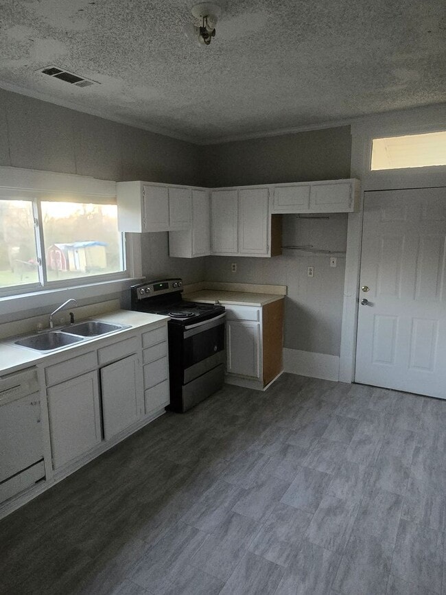 Building Photo - Charming Home