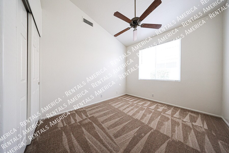 Building Photo - 7257 E Lakeview Ave