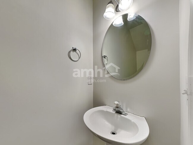 Building Photo - 3439 Silverlake Ct