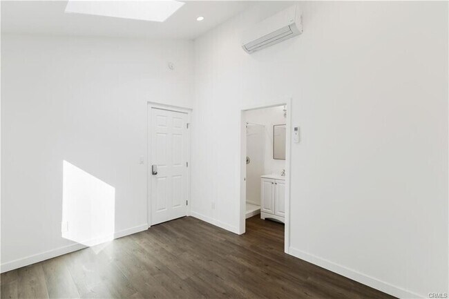 Building Photo - 552 N Cambridge St