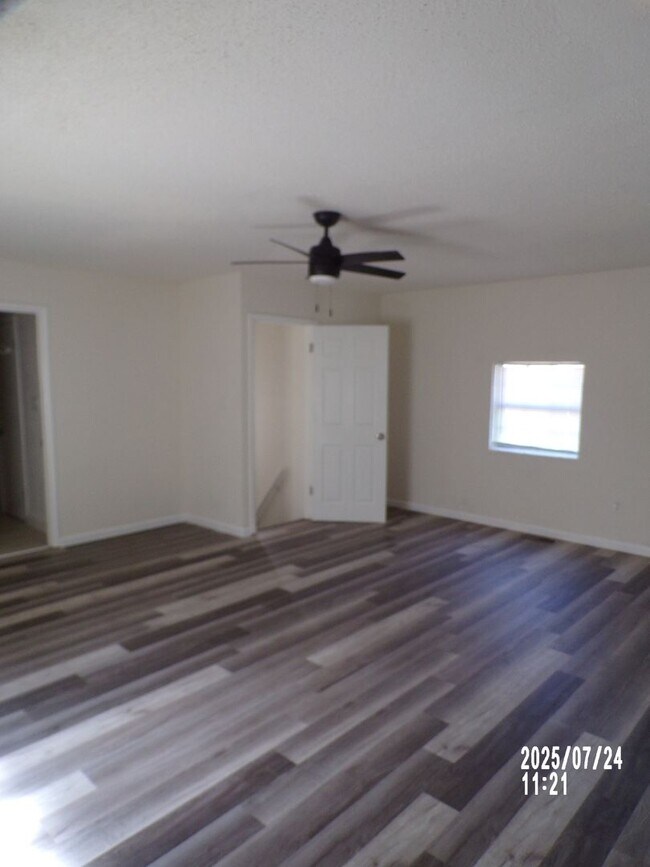 Building Photo - Newly renovated! Pet Friendly! Centrally l...