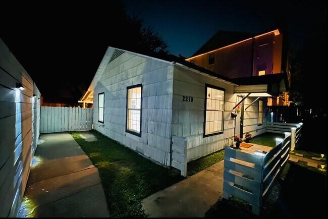 Building Photo - 2210 Detering St