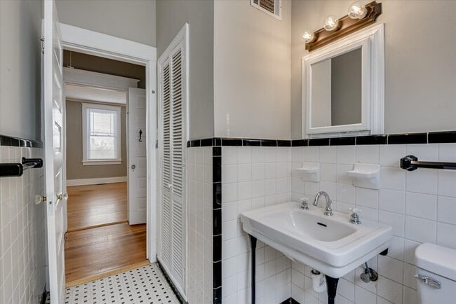 Building Photo - 933 Russell St