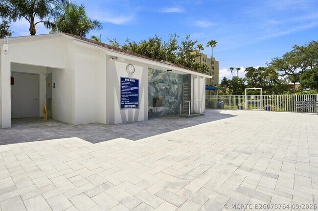 Building Photo - 7290 Kinghurst Dr