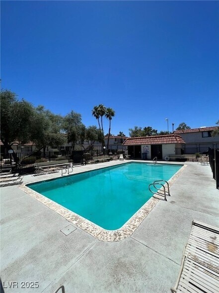 Building Photo - 913 Willow Tree Dr