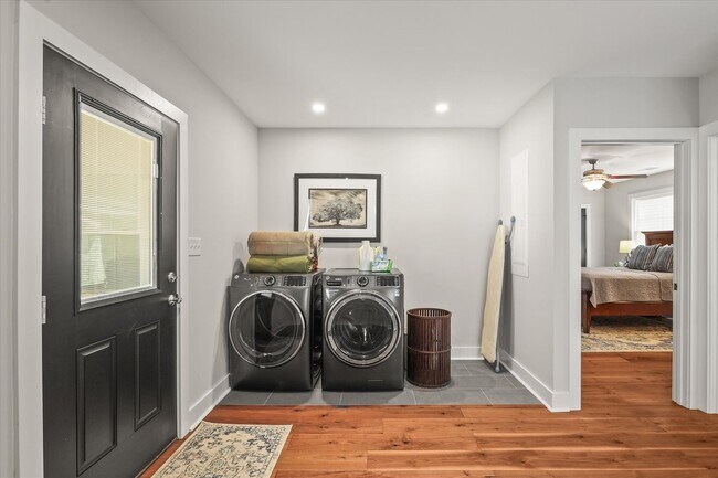 Building Photo - Short Term Only