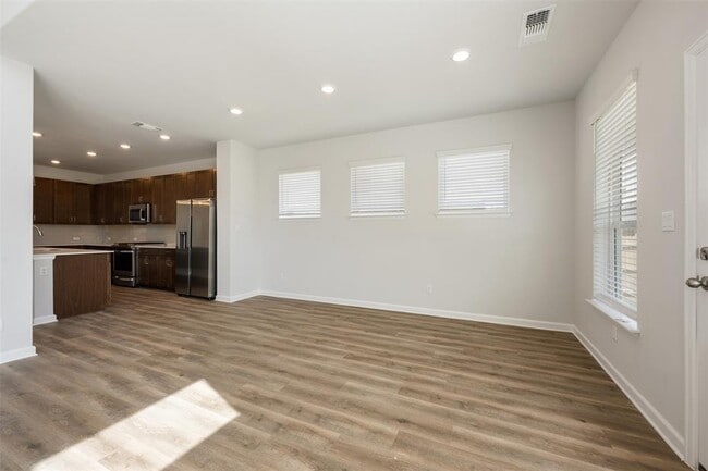 Building Photo - 102 Hedge Grn Holw