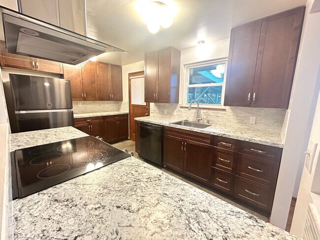 Building Photo - Beautiful Garden Entrance 4 bedroom home in Seattle, minutes away from major highways.