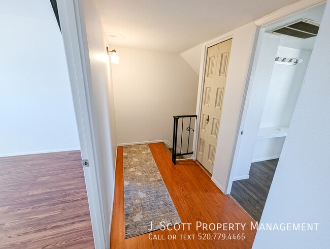 Building Photo - 1618 E Dunbar Dr