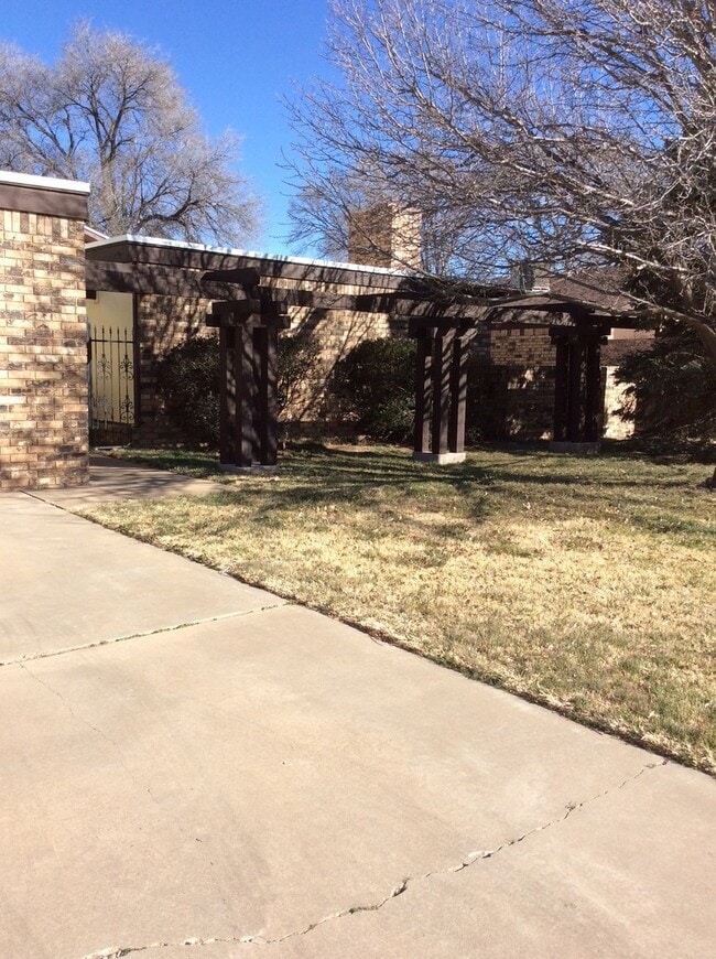 Building Photo - 1612 Colonial Pkwy
