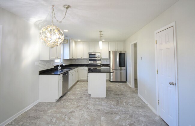 Building Photo - 3 Bedroom 2 Bath with Bonus Rooom