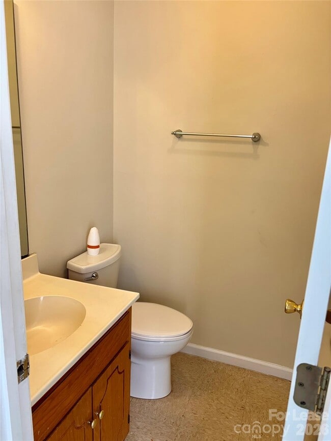 Building Photo - 521 Cedar Spring Dr