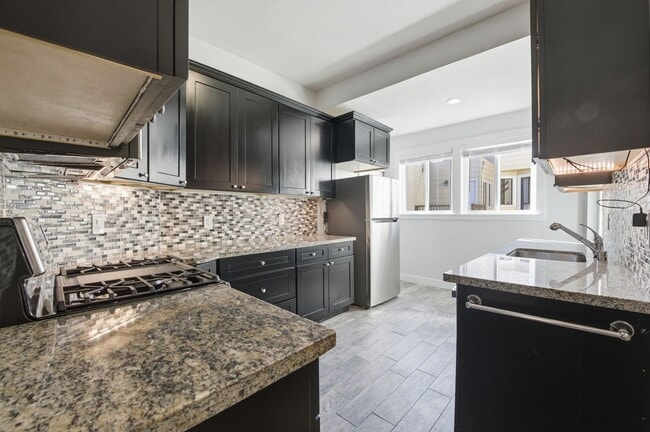 Building Photo - 1473 Clay St