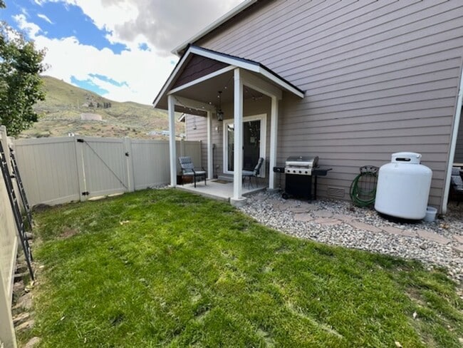 Building Photo - Beautifully constructed! 3 bed/2.5 bath ho...