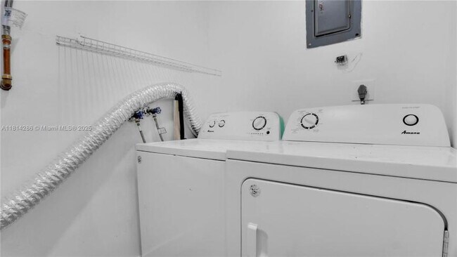 Building Photo - 2 bedroom in Hallandale FL 33009