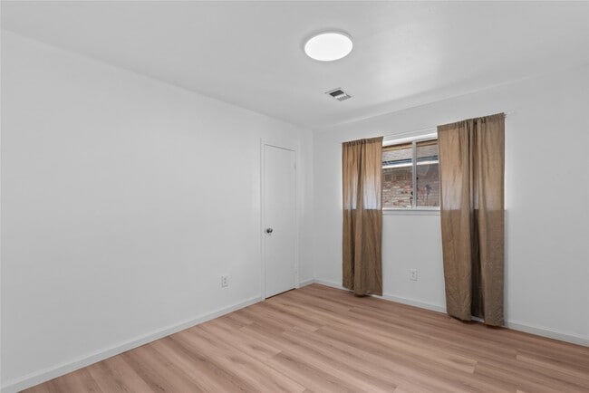 Building Photo - 5607 Viking Dr
