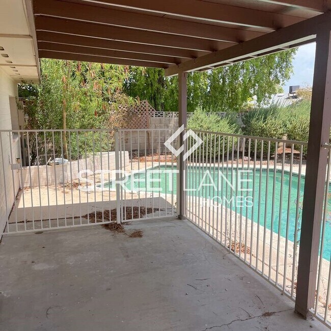 Building Photo - Charming 4 bedroom POOL home in Phoenix!