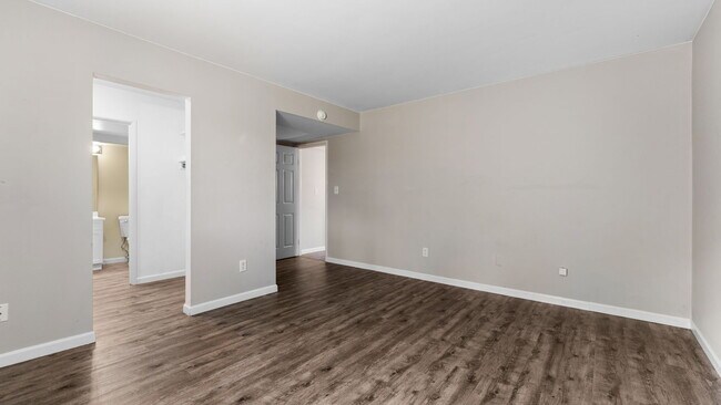 Building Photo - 1225 S Maple Rd