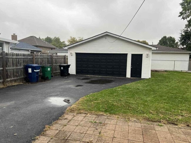 Building Photo - 7621 Odell Ave