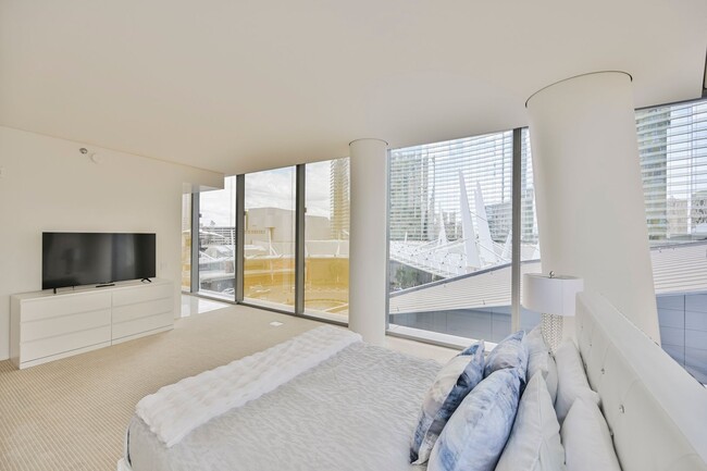Building Photo - Luxurious premium corner unit nearly 1600 ...